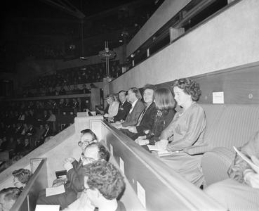 880318 Afbeelding van de tribune in de grote zaal van het Muziekcentrum Vredenburg te Utrecht, met genodigden, ...